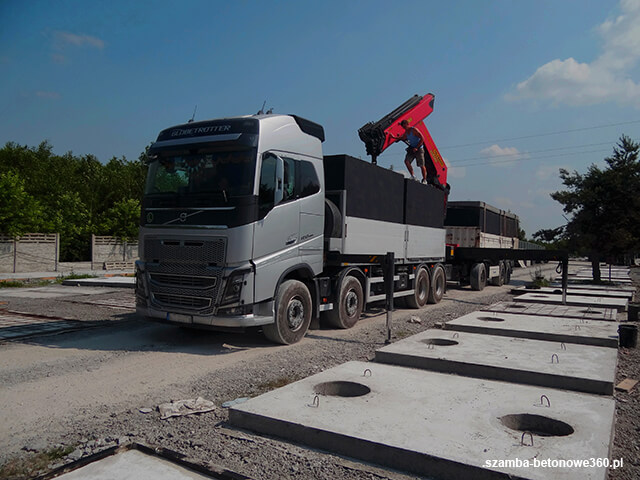 Załadunek szamba betonowego na HDS - montaż i dostawa zbiorników w Gorzów Wielkopolski